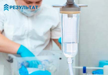 Врач достает из контейнера препараты для капельницы