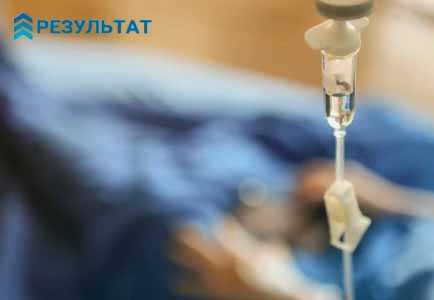 Элемент капельницы на размытом фоне