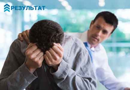 Врач успокаивает пациента